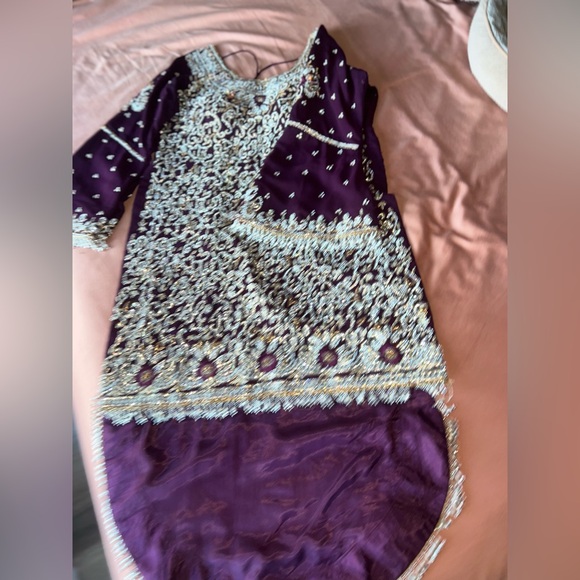 Indian high and low dress filled with heavy embroidery - Picture 7 of 12